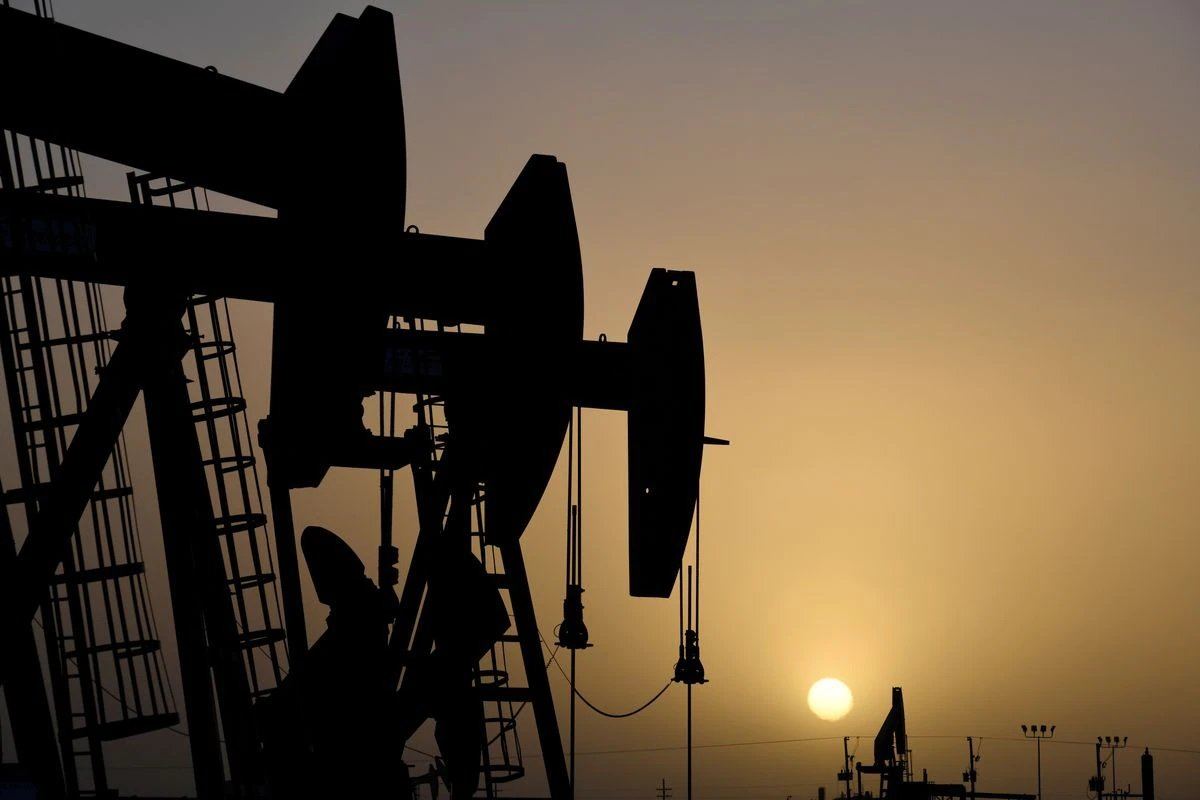 Стоимость нефти падает после заметного роста торговым днем ранее