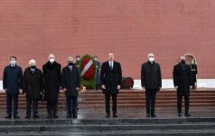 Prezident İlham Əliyev Moskvada naməlum əsgərin məzarını ziyarət edib (FOTO/VİDEO)