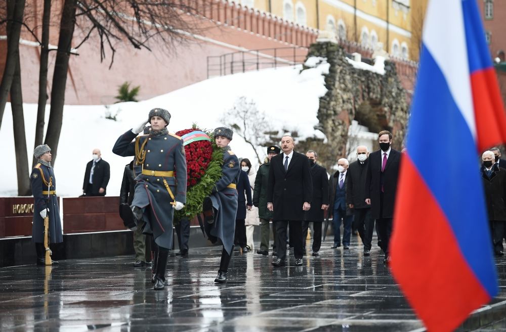 Prezident İlham Əliyev Moskvada naməlum əsgərin məzarını ziyarət edib (FOTO/VİDEO)