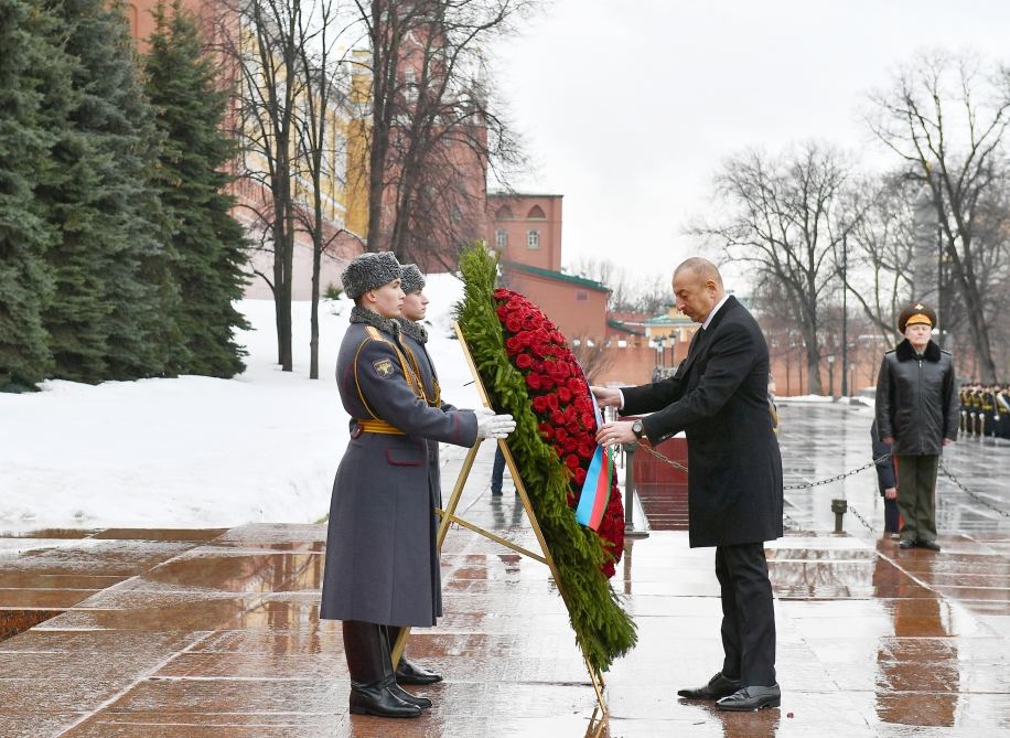 President Ilham Aliyev visits tomb of unknown soldier in Moscow (PHOTO/VIDEO)