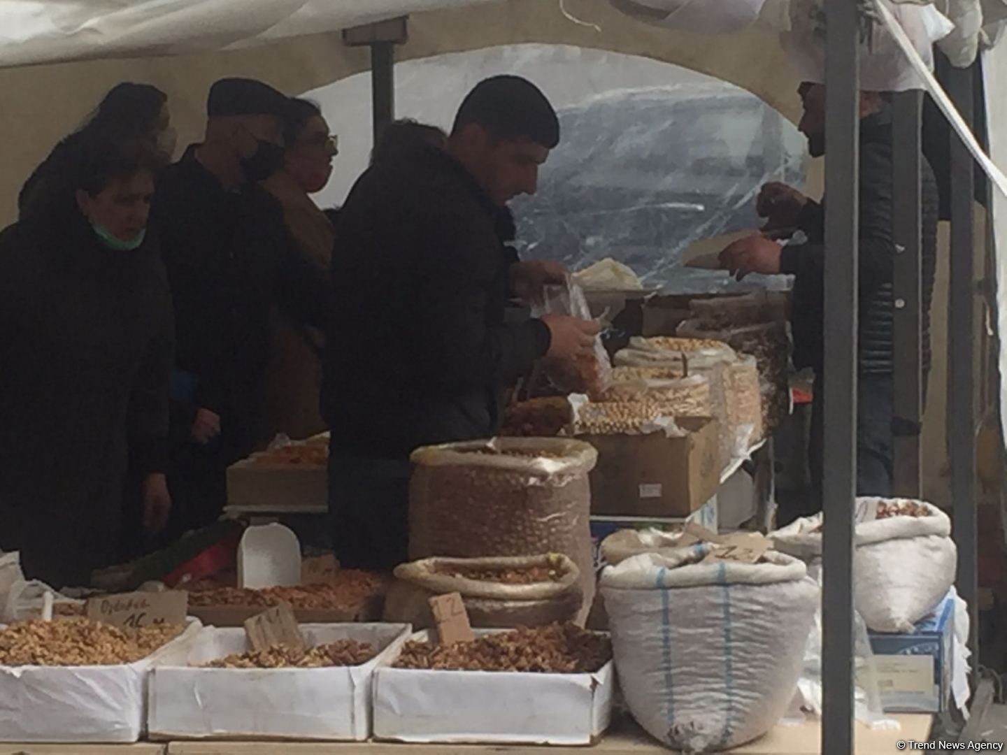 В Баку открылись торговые палатки в преддверии праздника Новруз (ФОТО)
