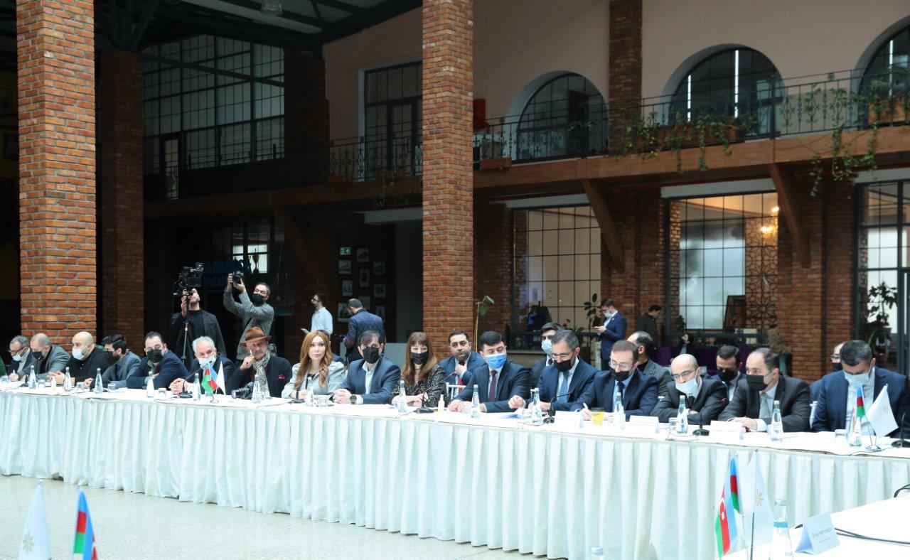 Обсуждены бизнес-возможности в творческой индустрии Азербайджана (ФОТО)