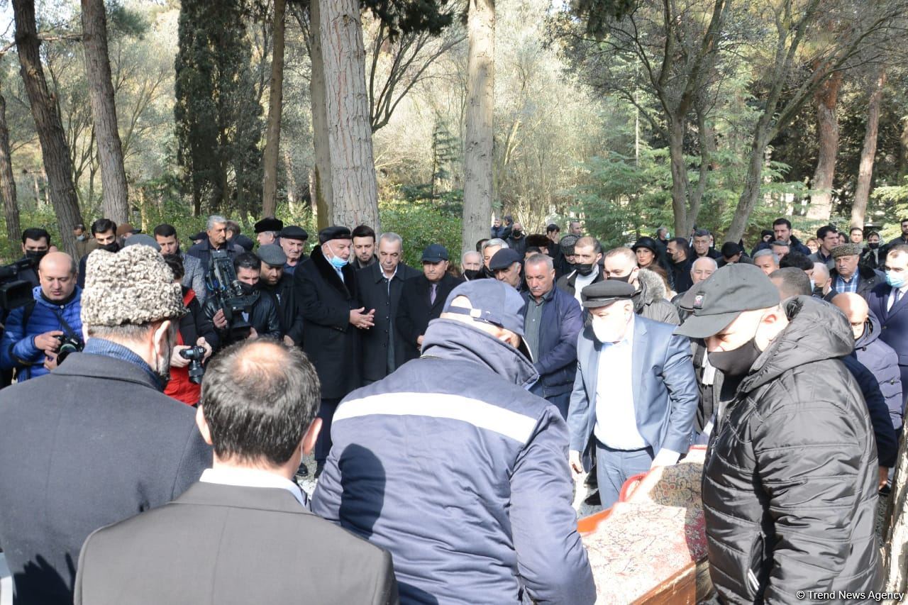 На I Аллее почетного захоронения в Баку проходит церемония прощания с народным артистом Азербайджана Алибабой Мамедовым (ФОТО)