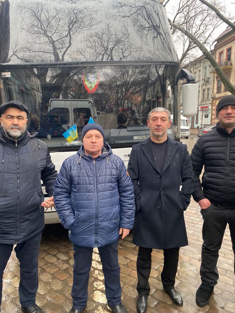 Более сотни азербайджанцев доставлены из Одессы на границу с Молдовой - госкомитет (ФОТО)