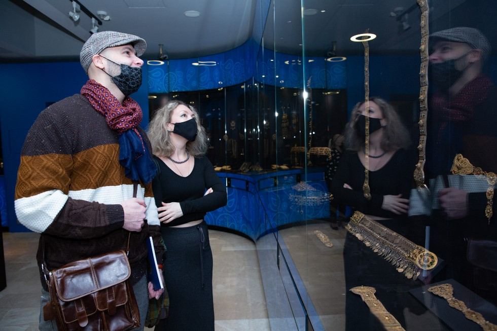 Оружейник из Канады подарил азербайджанскому музею мечи, кинжалы и щиты (ФОТО)