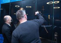 Оружейник из Канады подарил азербайджанскому музею мечи, кинжалы и щиты (ФОТО)