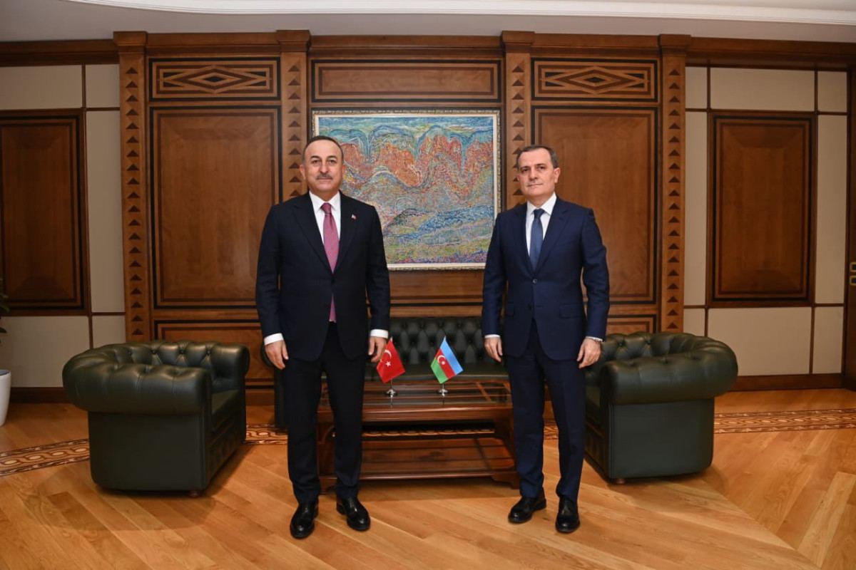 В Баку началась встреча глав МИД Азербайджана и Турции в формате один на один