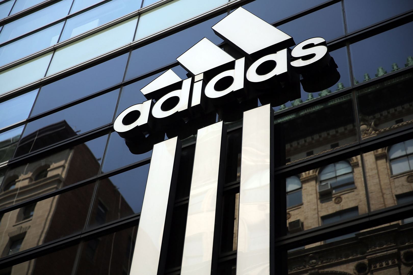 "Adidas" Rusiyadakı mağazalarının faəliyyəti və onlayn ticarətini dayandıracaq
