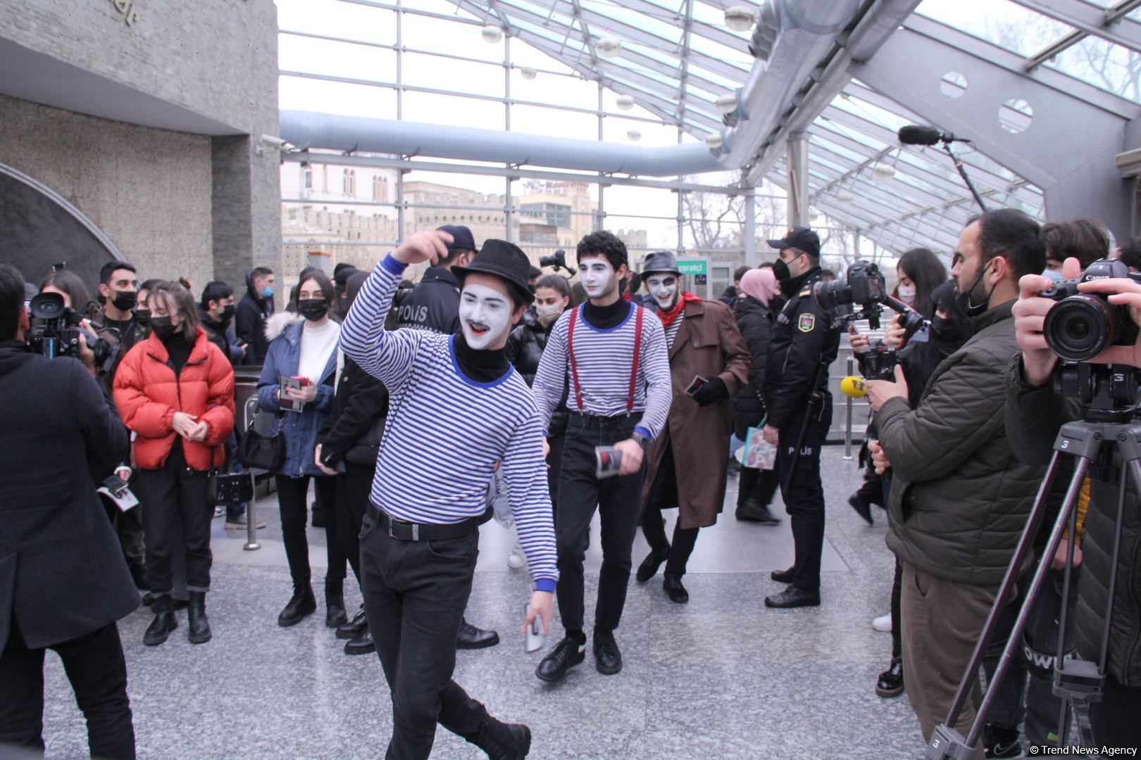 В Бакинском метро прошел красочный флешмоб, посвященный Дню национального театра (ВИДЕО,ФОТО)