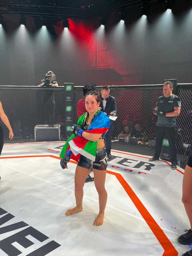 Лучший подарок на день рождения! Iron Girl подняла флаг Азербайджана на профессиональном ринге ММА в Нидерландах (ВИДЕО, ФОТО)