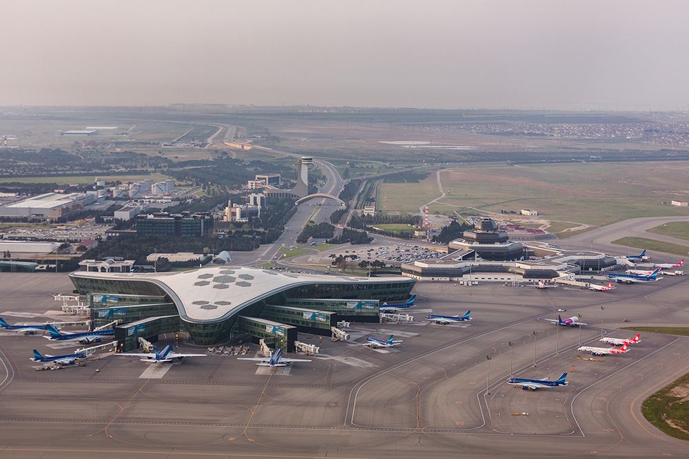 В марте аэропорты Азербайджана обслужили около 350 тысяч пассажиров