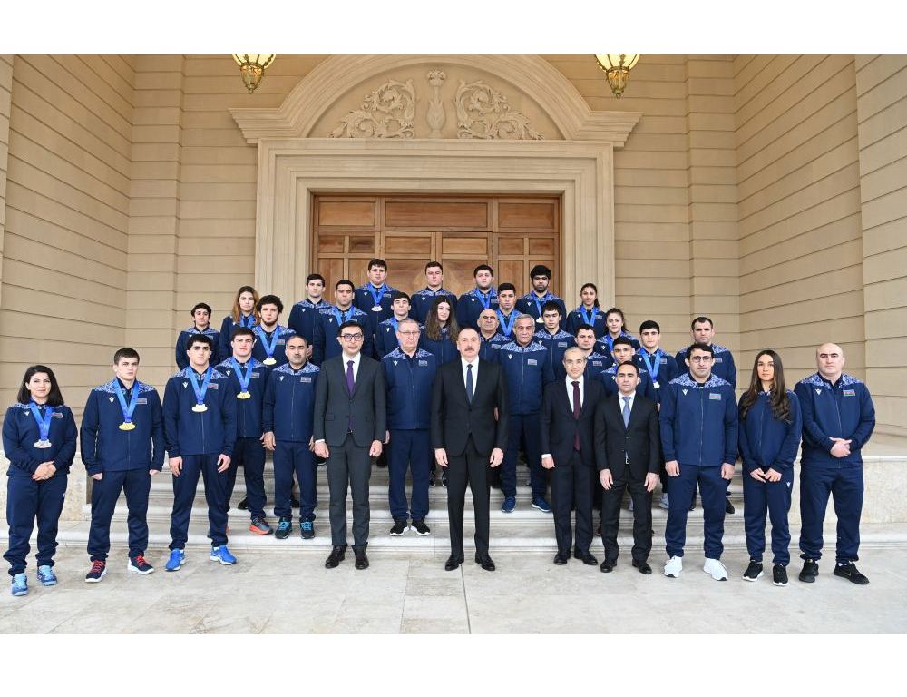 President Ilham Aliyev receives participants of 7th European Wrestling Championship held in Bulgaria (PHOTO/VIDEO)