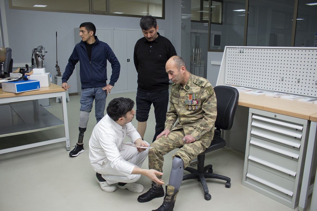 В Азербайджане высокотехнологичными протезами обеспечена еще одна группа ветеранов войны (ФОТО)