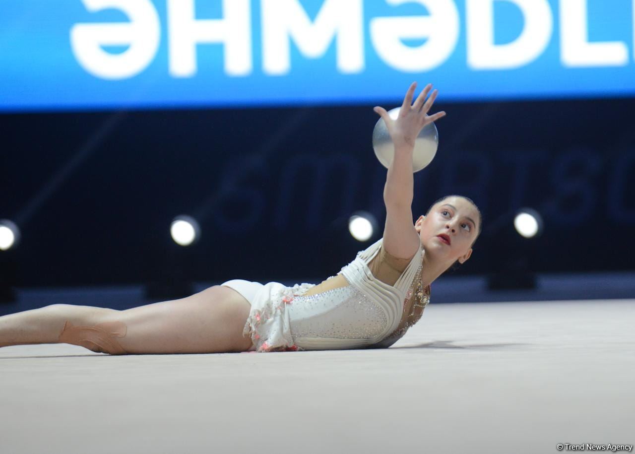 На Чемпионате Азербайджана по художественной гимнастике приобрела хороший соревновательный опыт – серебряная и бронзовая медалистка