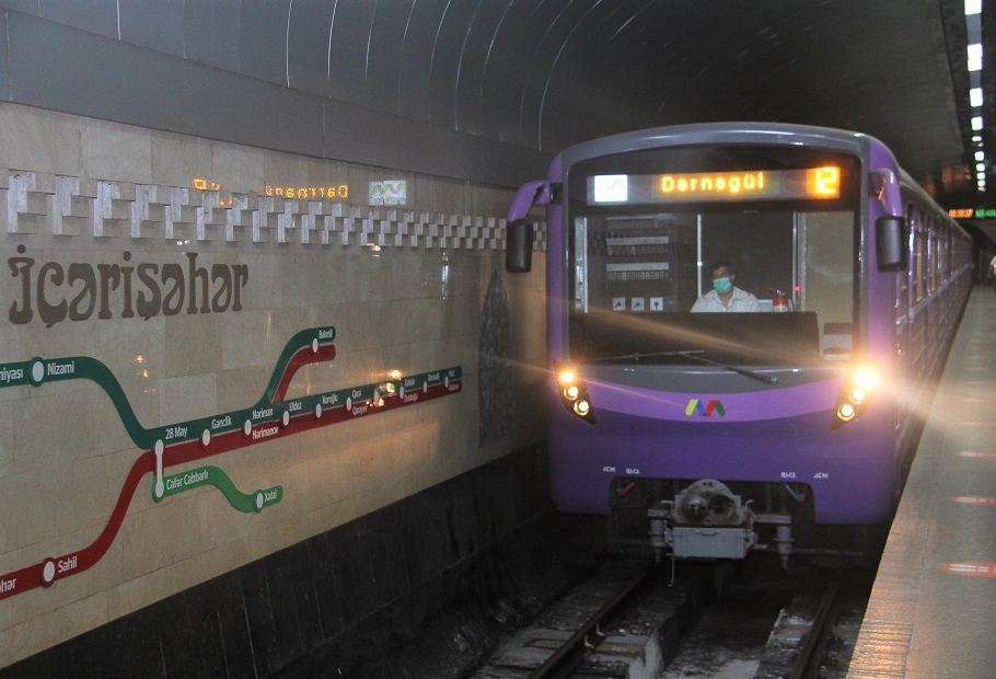 Bakı metrosunda qatarda problem: İntervalda gecikmə olub