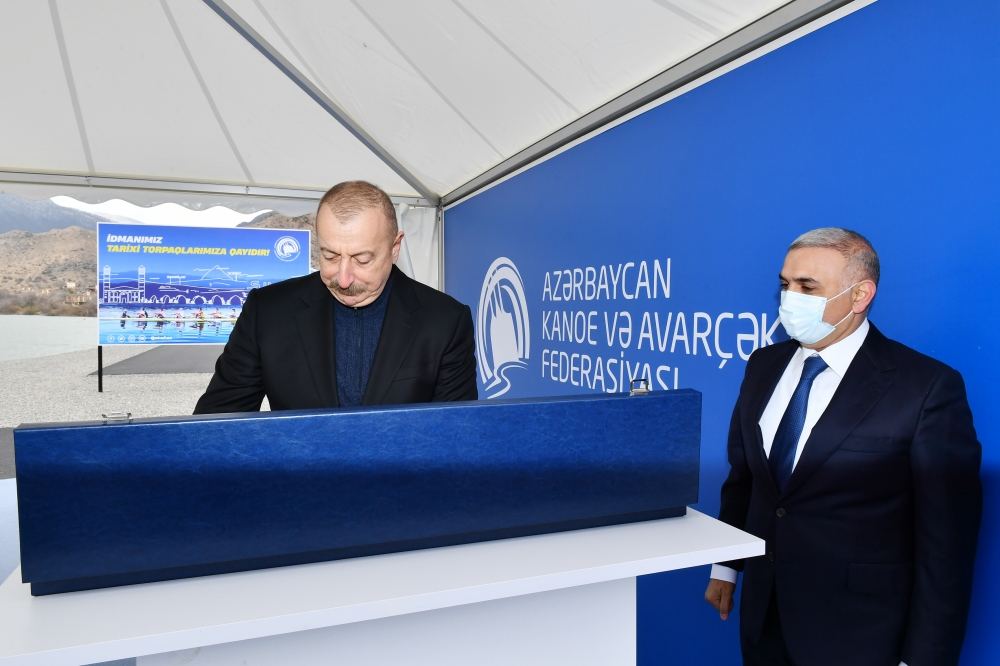Президент Ильхам Алиев и Первая леди Мехрибан Алиева приняли участие в открытии первого учебно-тренировочного сбора по гребле в поселке Суговушан (ФОТО/ВИДЕО)