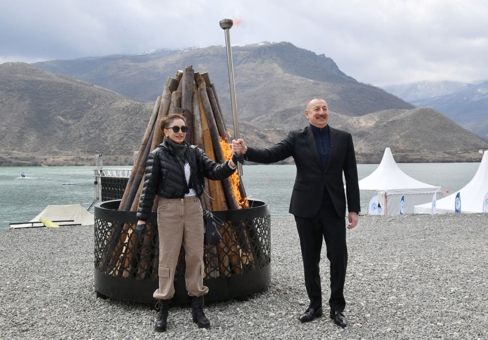 President Ilham Aliyev and First Lady Mehriban Aliyeva light holiday bonfire in Sugovushan settlement (PHOTO/VIDEO)