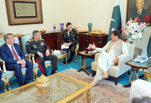 Pakistan’s PM receives Azerbaijan’s Defense Minister