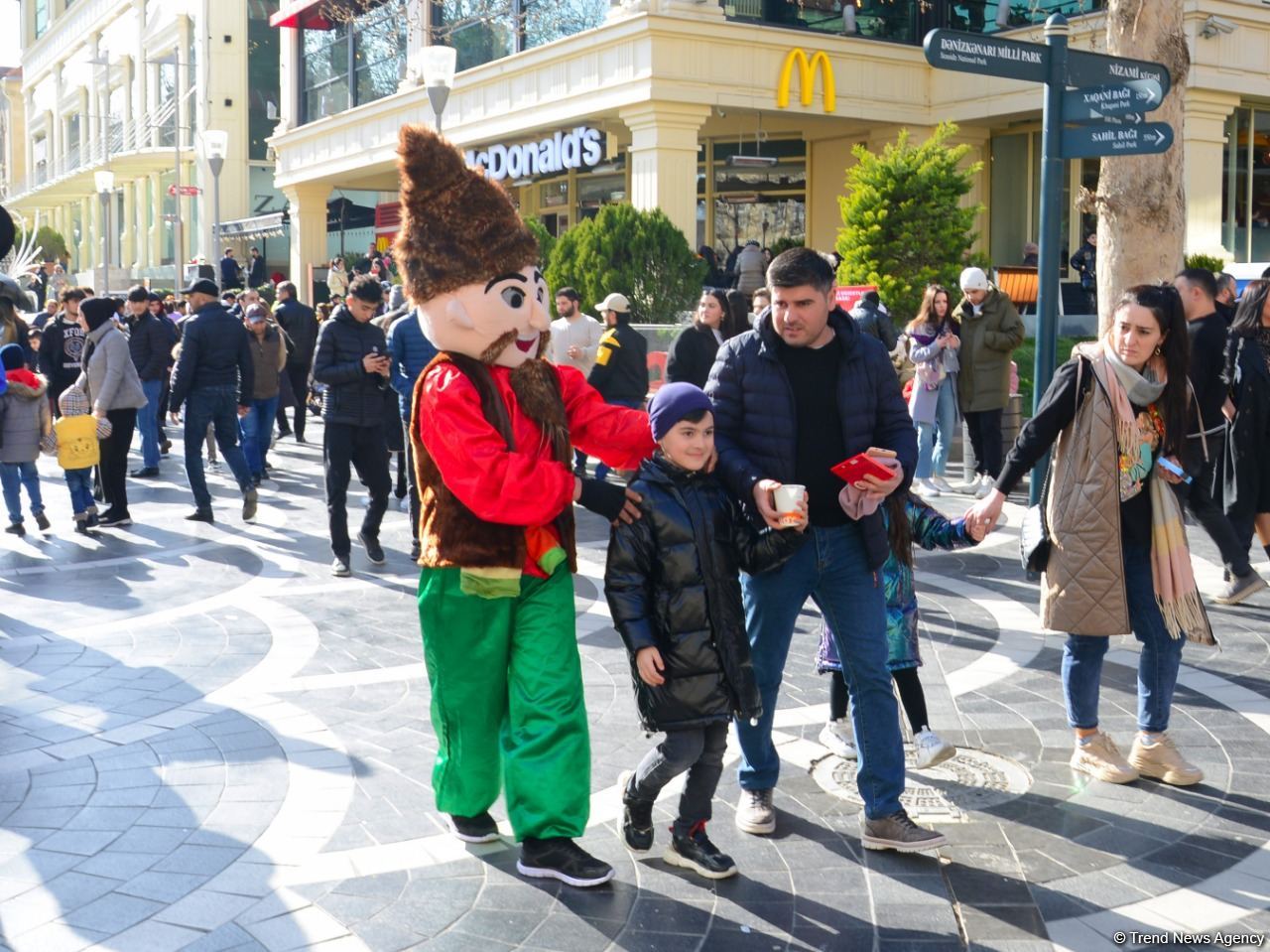 Праздничное настроение Новруза на улицах Баку (ФОТОРЕПОРТАЖ)