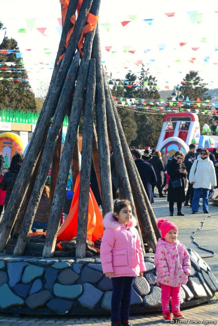 Праздничное настроение Новруза на улицах Баку (ФОТОРЕПОРТАЖ)