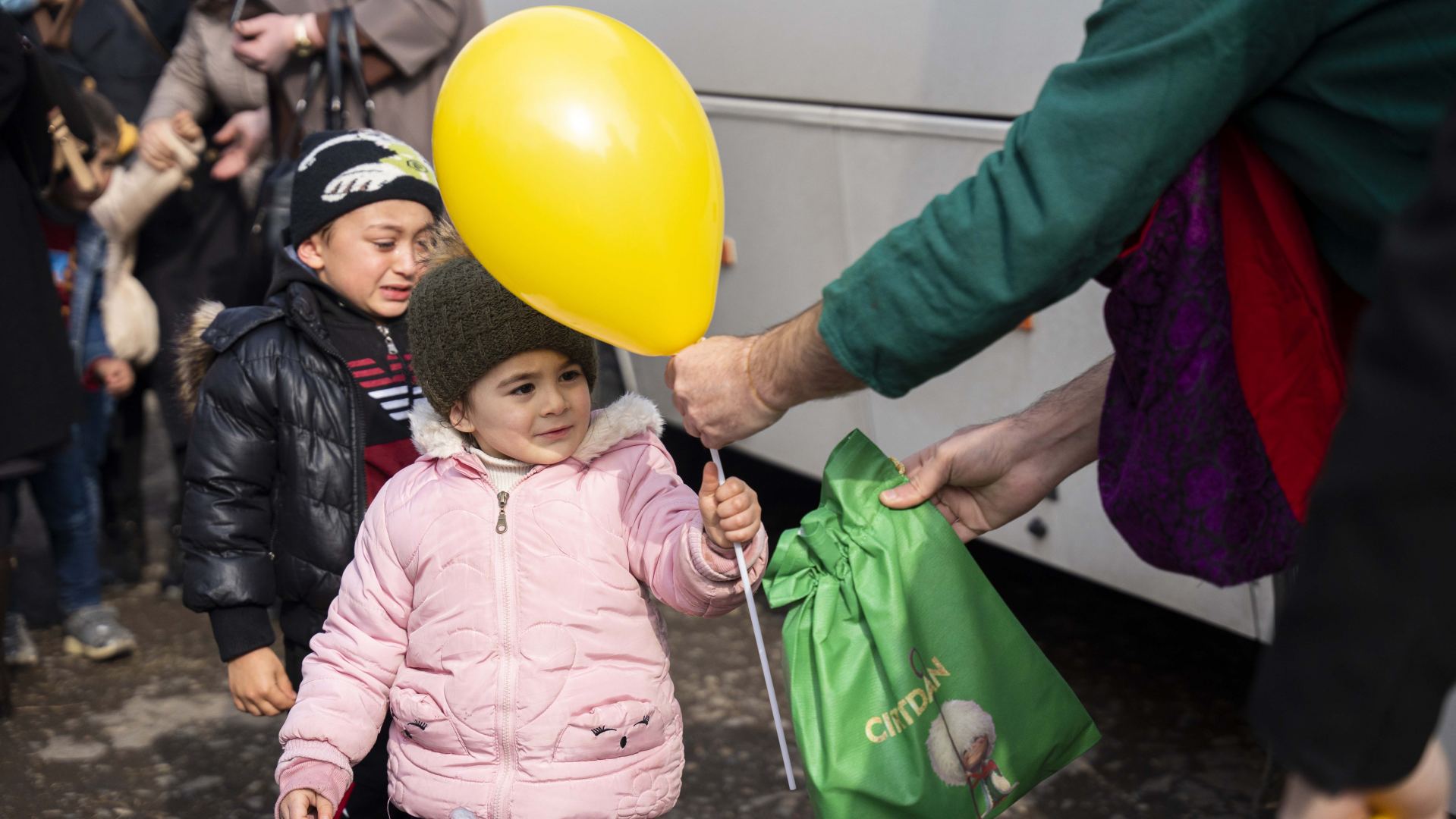 По инициативе вице-президента Фонда Гейдара Алиева Лейлы Алиевой детям из малообеспеченных семей переданы праздничные подарки (ФОТО)