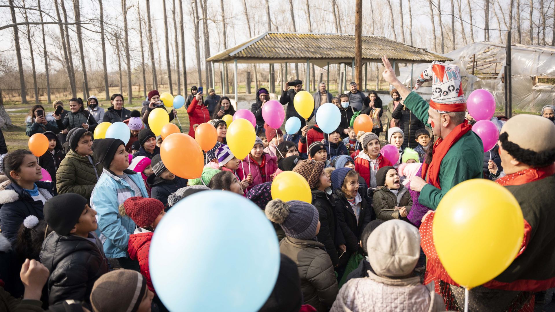 По инициативе вице-президента Фонда Гейдара Алиева Лейлы Алиевой детям из малообеспеченных семей переданы праздничные подарки (ФОТО)