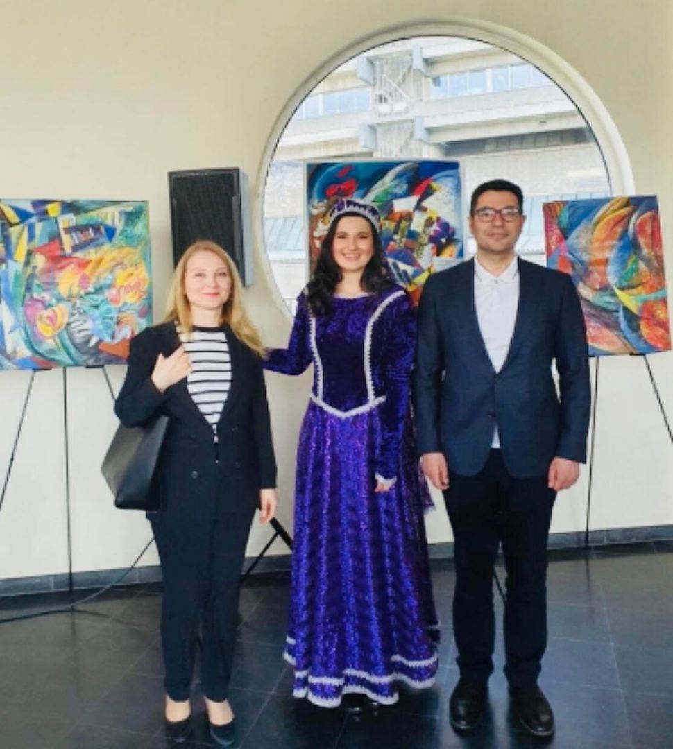В Брюсселе прошла выставка картин заслуженного художника Азербайджана Асмер Нариманбековой (ФОТО)