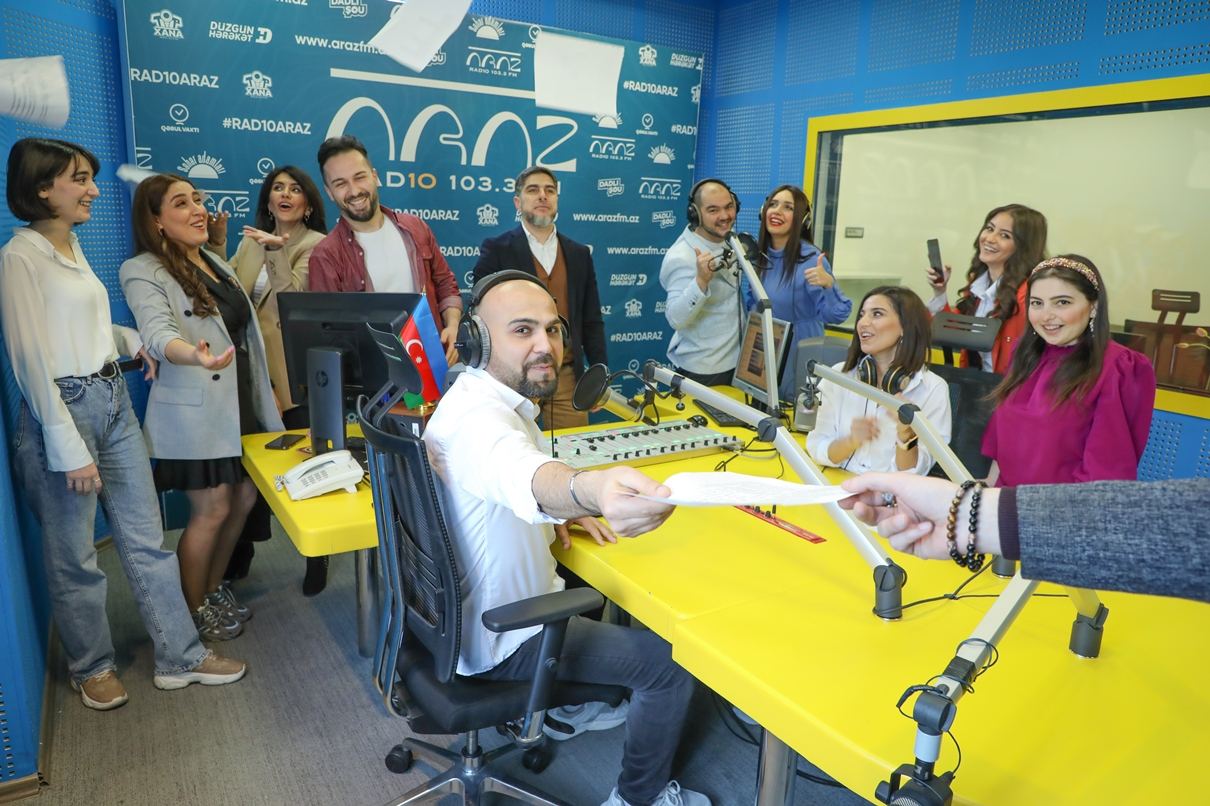 Смотри азербайджанское радио в прямом эфире (ФОТО)