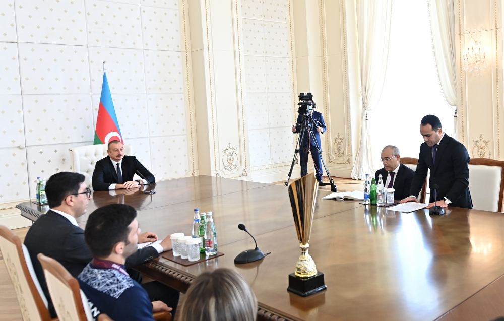 President Ilham Aliyev receives members of Azerbaijani national team participating in European Wrestling Championships in Hungary (PHOTO/VIDEO)