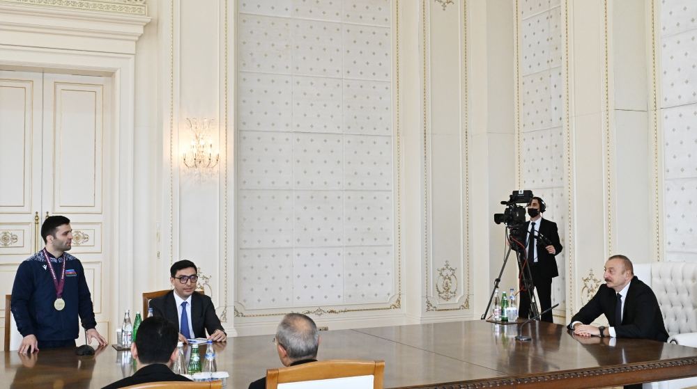 Президент Ильхам Алиев принял членов сборной Азербайджана, участвовавших в чемпионате Европы по борьбе в Венгрии  (ФОТО/ВИДЕО)