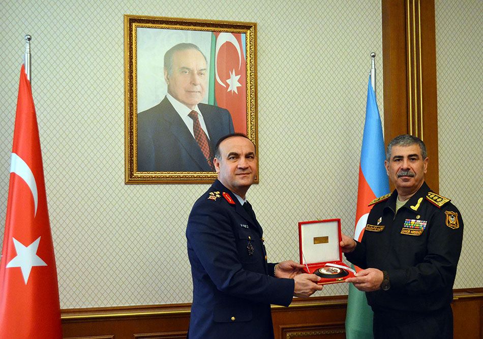Azerbaijani defense minister meets delegation of Turkish army's general staff (PHOTO)