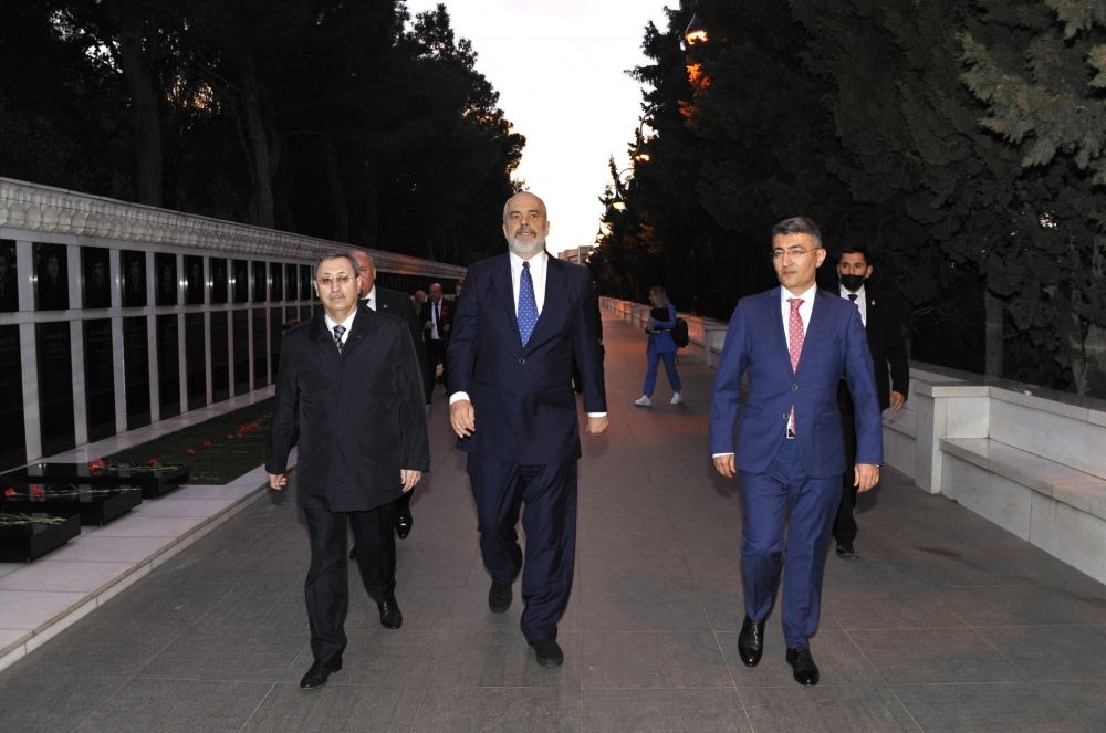Премьер-министр Албании посетил Аллею шехидов в Баку