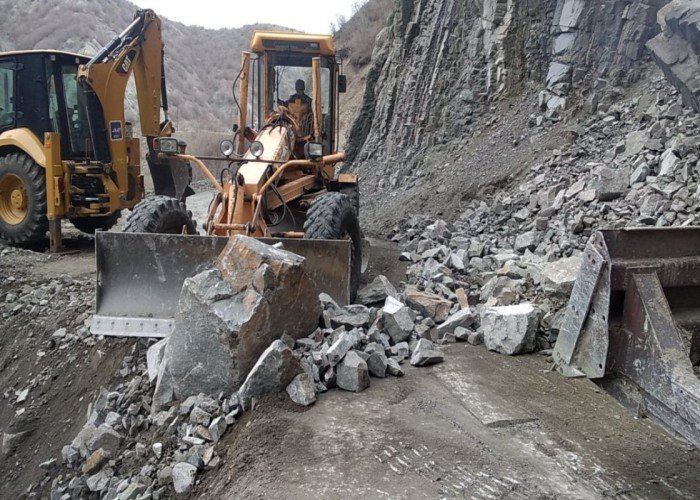 На автодороге в Лагиче устраняют последствия камнепада