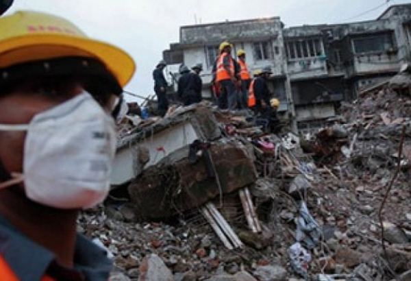 İndoneziyada bina çöküb, 15 nəfər dağıntılar altında qalıb