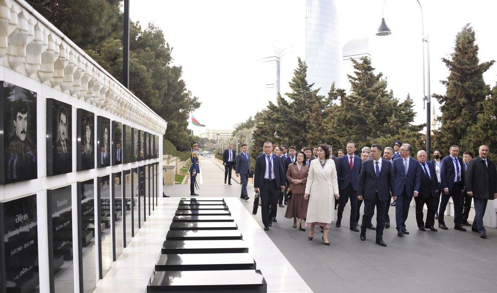 Qırğızıstan Prezidenti Şəhidlər xiyabanını ziyarət edib (FOTO)
