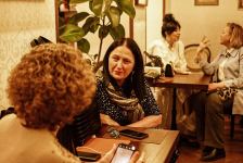 Женщина вне времени и пространства – вечерний Баку  (ФОТО)