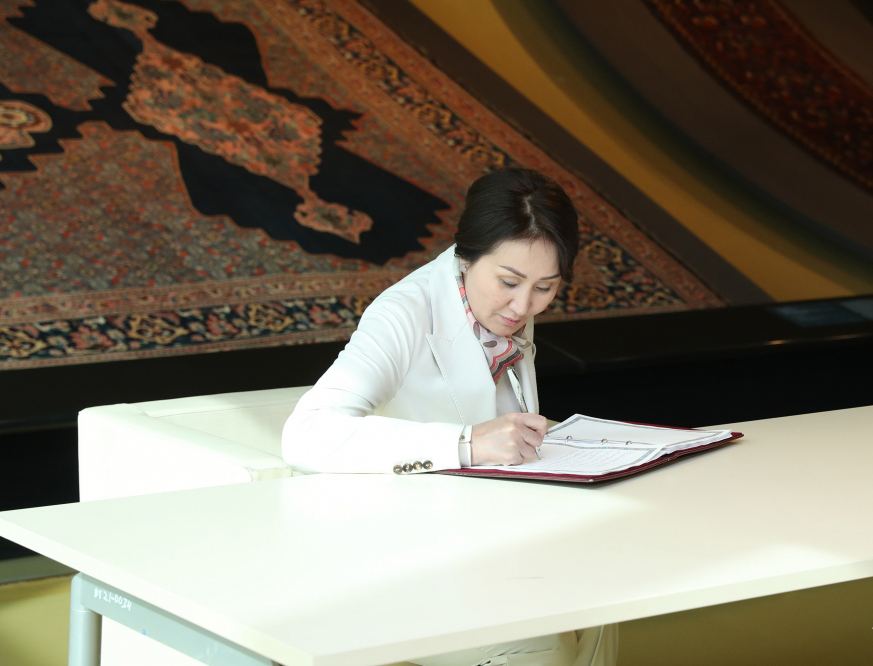 Kyrgyz first lady Aigul Japarova visits Azerbaijan National Carpet Museum (PHOTO)