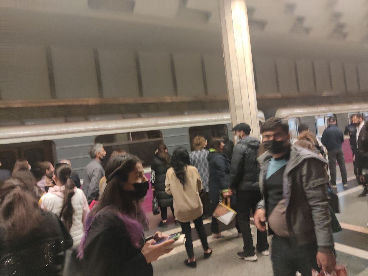 Metroda qatar dayandırıldı, sərnişinlər boşaldıldı