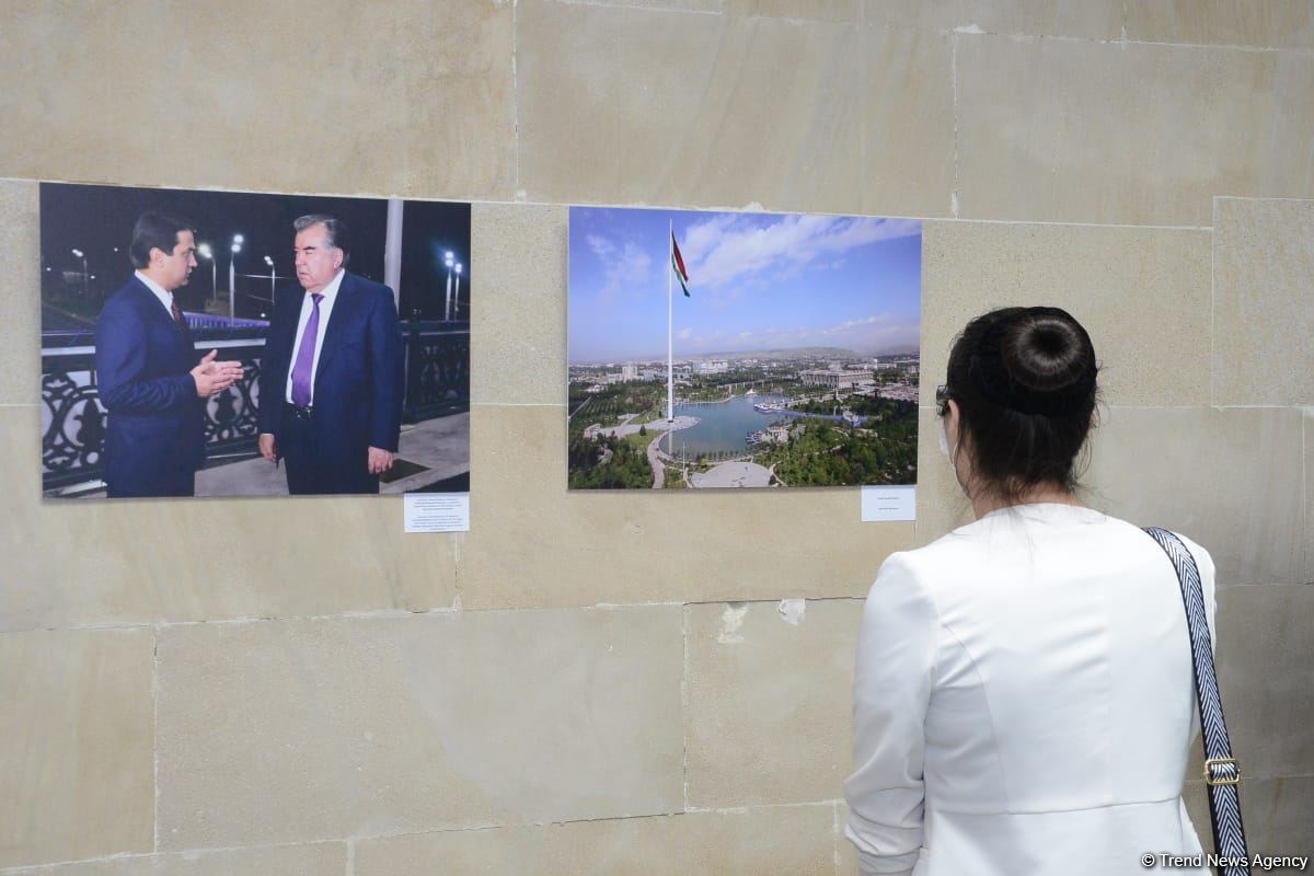 В Бакинском доме фотографии открылась выставка "Таджикистан – страна горных вершин и золотых озер" (ФОТО)