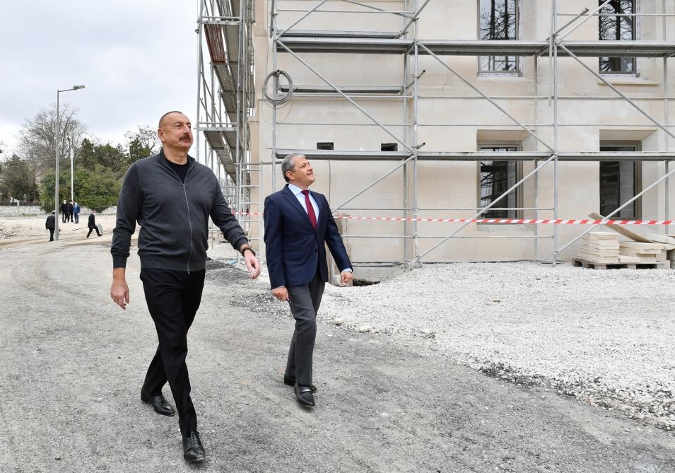 Prezident İlham Əliyev Şuşa şəhərində inzibati binanın əsaslı təmiri və konfrans zalının tikintisi ilə tanış olub (FOTO)