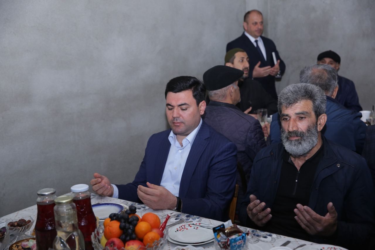 Elnur Rzayev Ramazan ayında şəhid ailəsini ziyarət edib (FOTO)