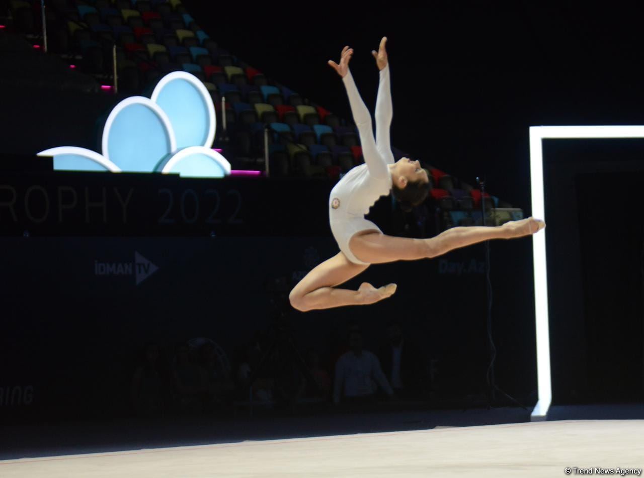 Bədii gimnastika üzrə Dünya kuboku: Arzu Cəlilova topla hərəkətlərdə liderlik edir (FOTO)