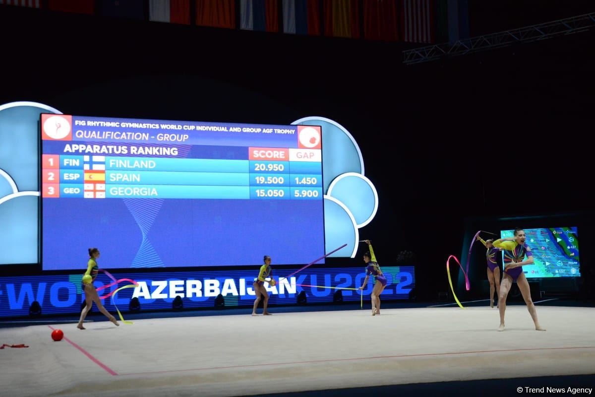 Команда Азербайджана на Кубке мира в Баку занимает первое промежуточное место в упражнении с тремя лентами и двумя мячами (ФОТО)