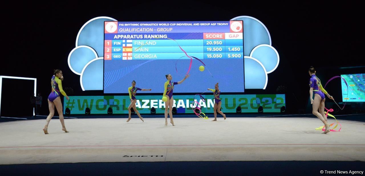 Команда Азербайджана на Кубке мира в Баку занимает первое промежуточное место в упражнении с тремя лентами и двумя мячами (ФОТО)