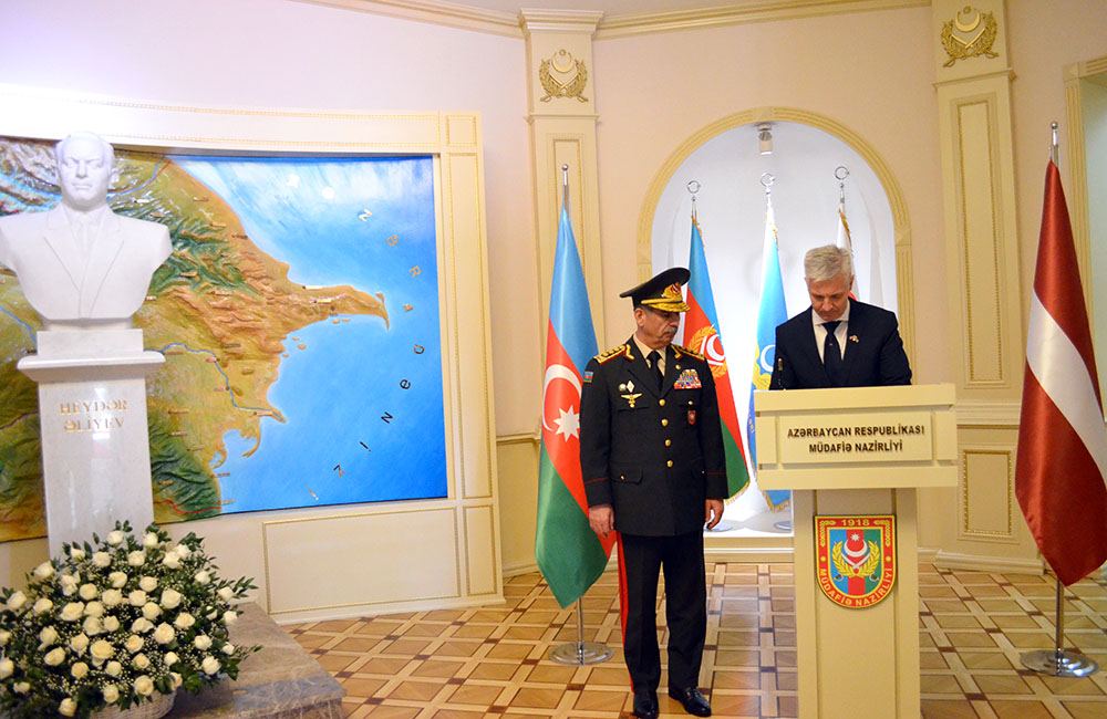 Обсуждены вопросы расширения военного сотрудничества между Азербайджаном и Латвией (ФОТО)