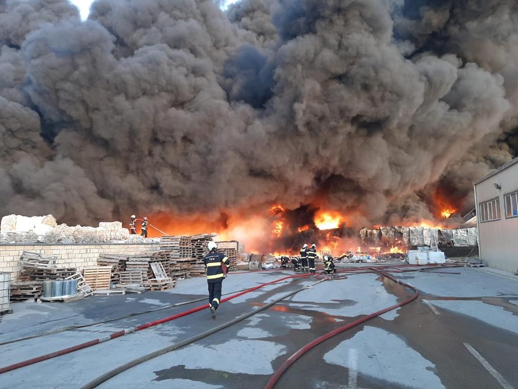 К тушению пожара в ”Промпарке Азерсун" привлечены два вертолета (ФОТО/ВИДЕО)