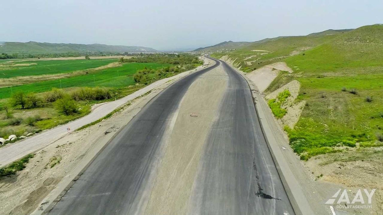Xudafərin-Qubadlı-Laçın avtomobil yolunun tikintisi davam etdirilir (FOTO)