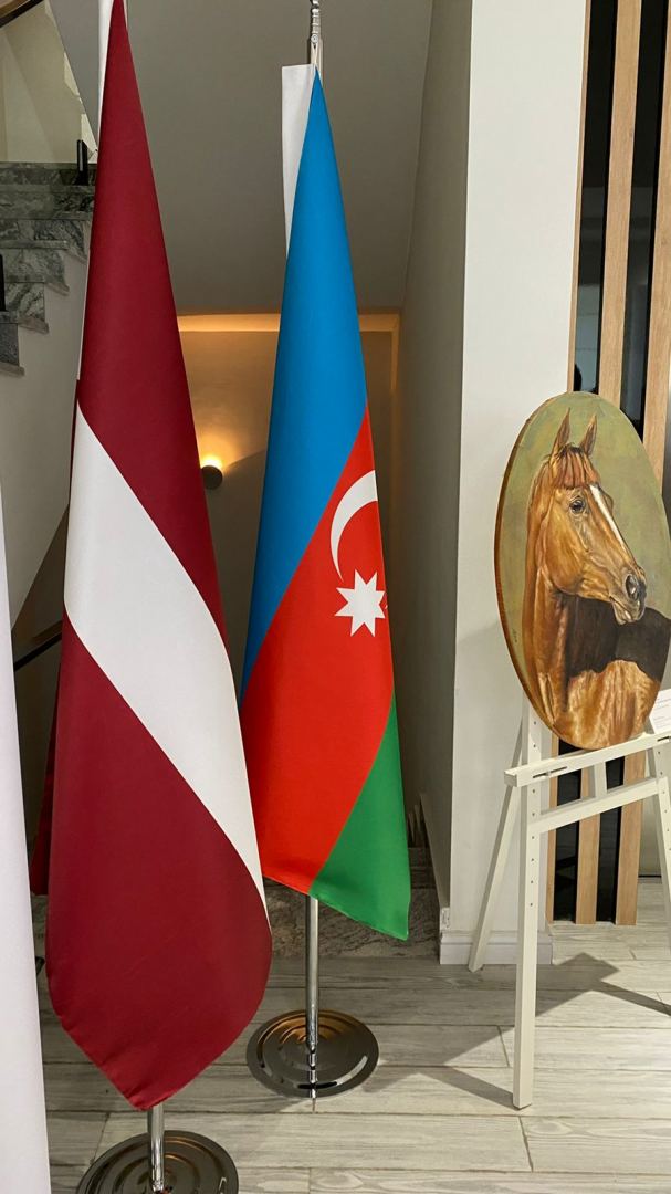 В городе Шуша открылась выставка латвийской художницы "Карабахские скакуны" (ФОТО)