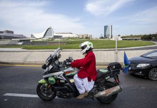 "В  Азербайджане живут прекрасные, гостеприимные люди, добрые душой" - известный йогин Садхгуру в рамках 100-дневного путешествия на мотоцикле приехал в Баку (ФОТО)