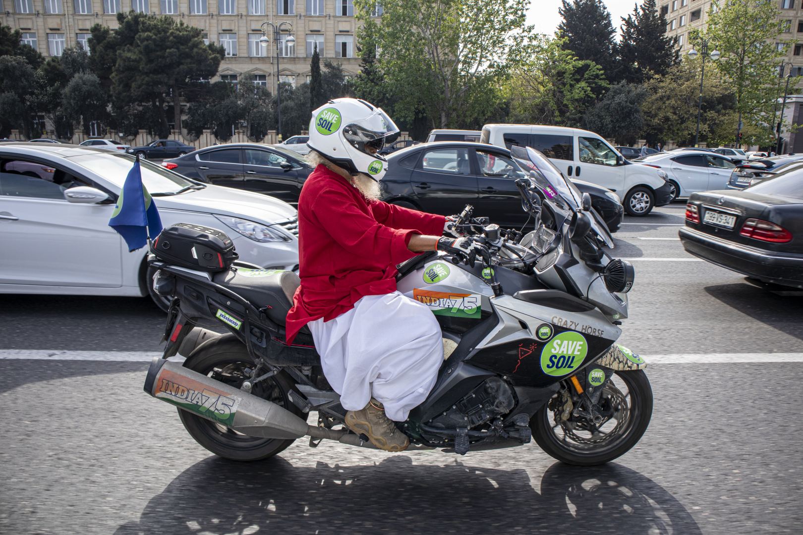 "В  Азербайджане живут прекрасные, гостеприимные люди, добрые душой" - известный йогин Садхгуру в рамках 100-дневного путешествия на мотоцикле приехал в Баку (ФОТО)